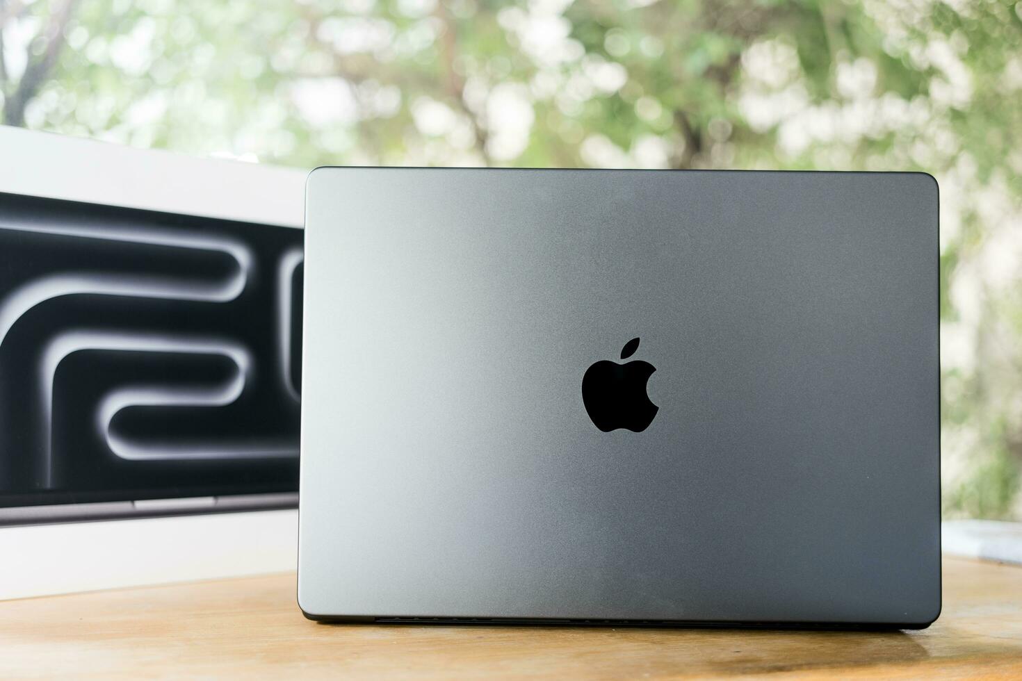 bangkok, Tailandia - dicembre 16, 2023 il nuovo macbook professionista con m3 max processore spazio nero colore su un' di legno tavolo. foto