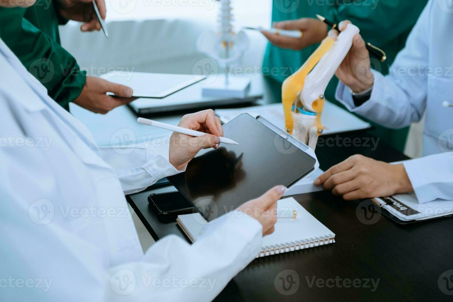 medico tecnologia Rete squadra incontro concetto. medico mano Lavorando con inteligente Telefono moderno digitale tavoletta e il computer portatile computer con grafica grafico interfaccia, con virtuale icona foto