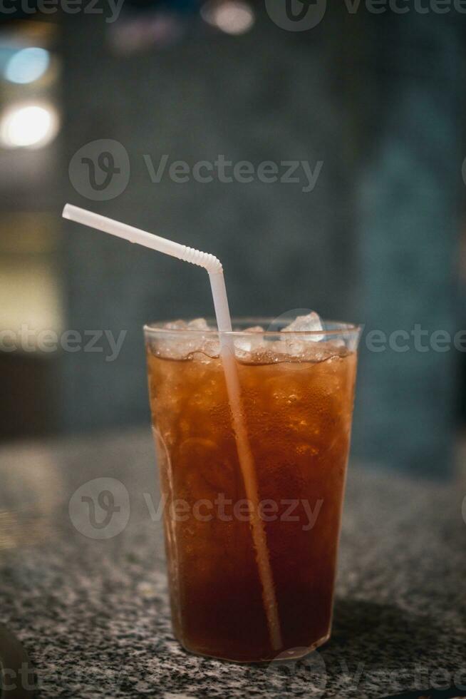 bicchiere di ghiacciato Limone tè foto