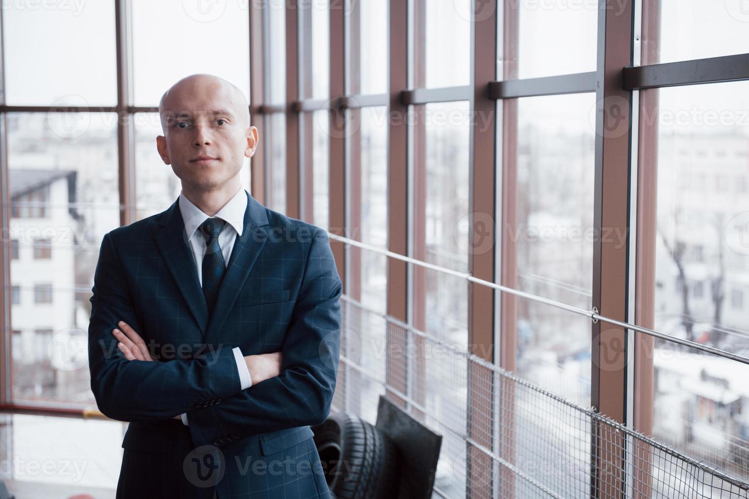 ritratto di giovane uomo d'affari sorridente in ufficio foto