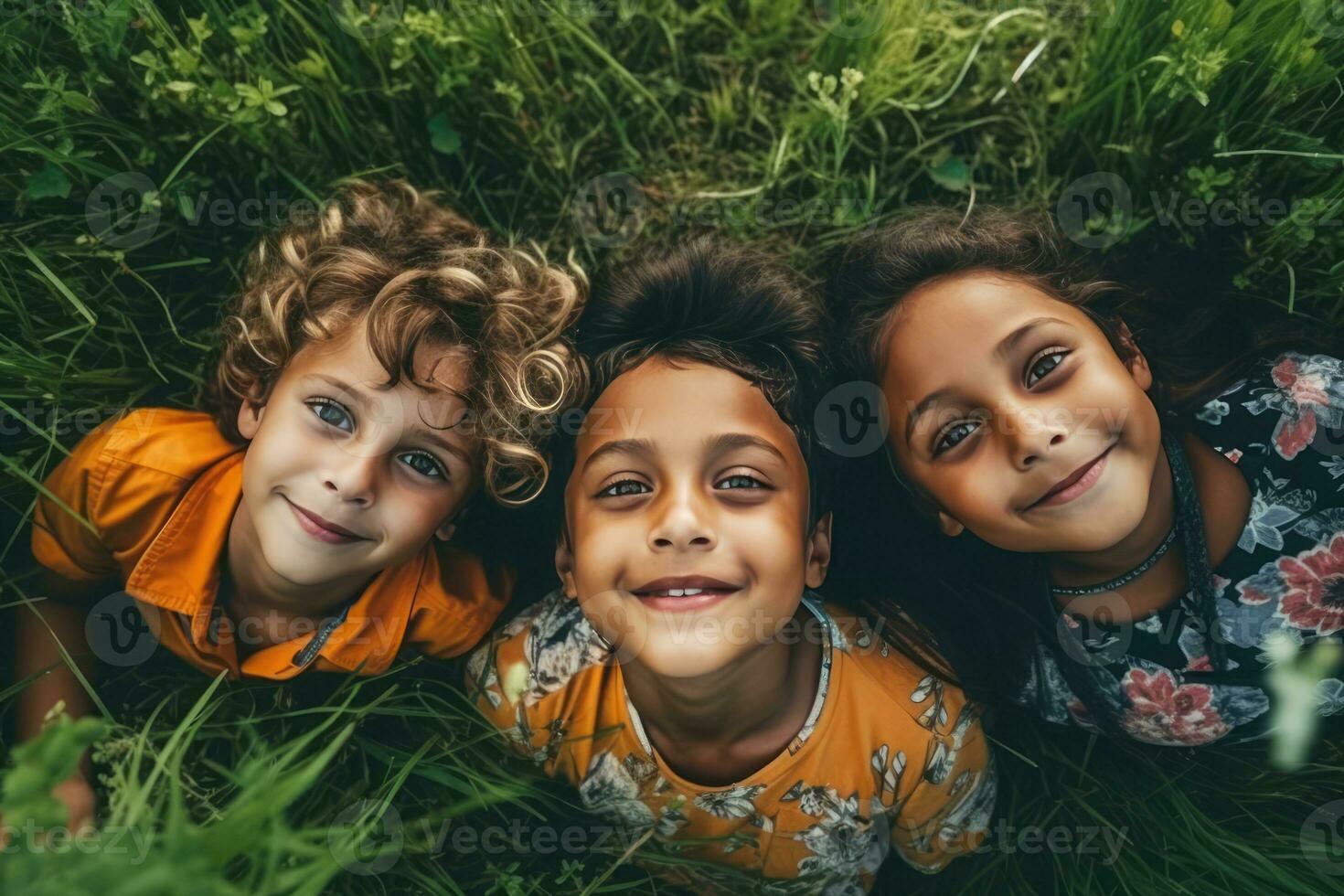 ai generato tre bambini sorridente e ridendo nel il erba foto