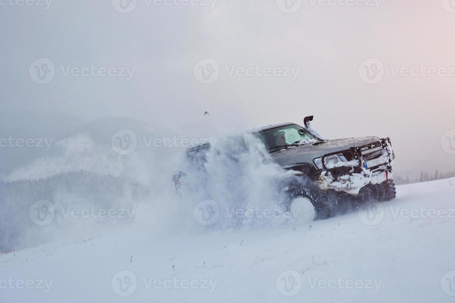 suv cavalca su una montagna invernale guidando rischio di neve e ghiaccio, alla deriva foto