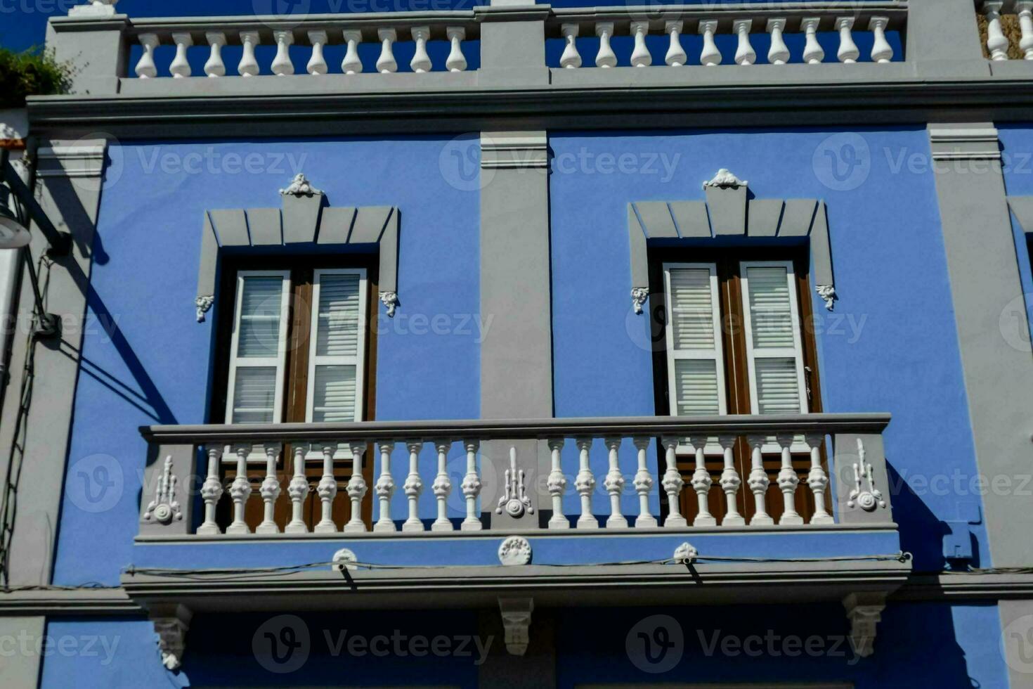 un' blu edificio con bianca tagliare e balconi foto