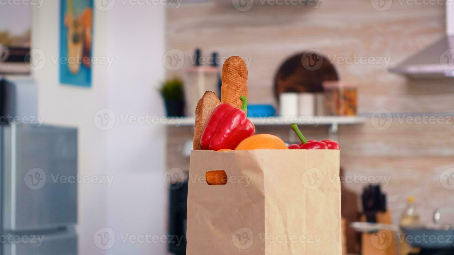 fresco verdure nel sacchetto di carta su cucina tavolo superiore. biologico stile di vita salutare giovane Acquista a partire dal supermercato, fresco verdure drogheria shopping Borsa foto