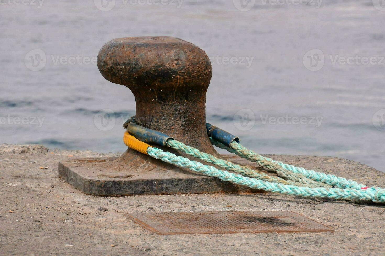 un' corda e un' metallo ancora su un' bacino foto