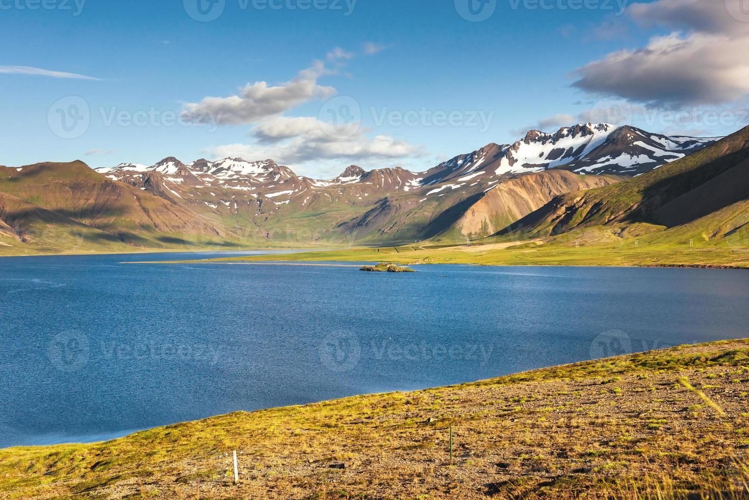 lago del cratere nell'area di landmannalaugar, riserva naturale di fjallabak, islanda foto