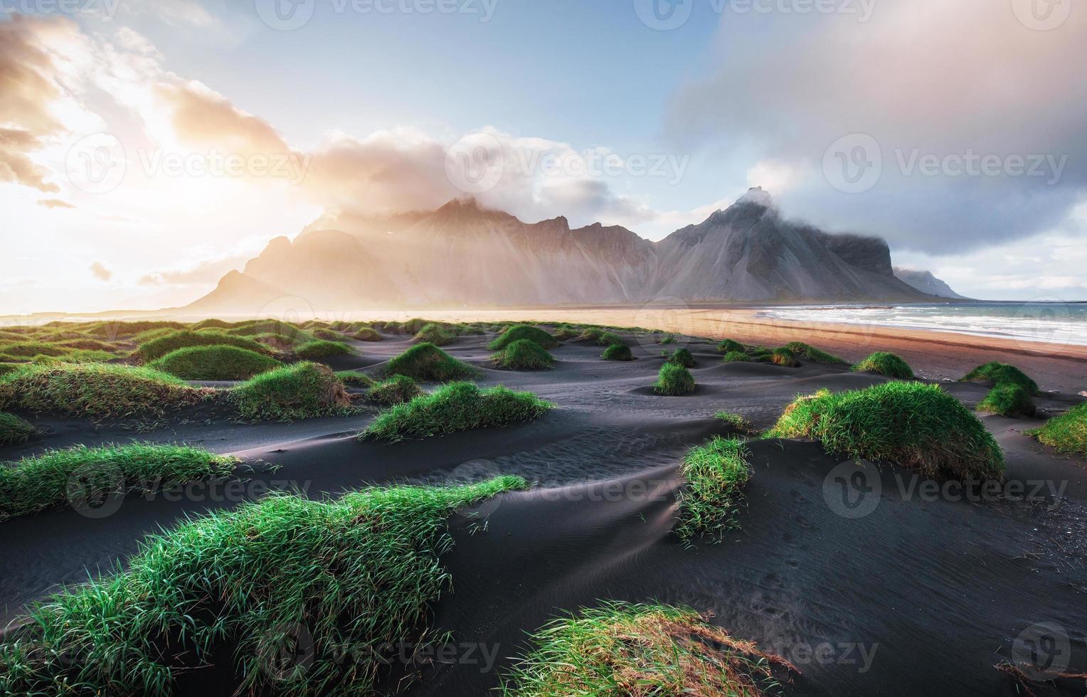 fantastico ovest delle montagne e dune di sabbia lavica vulcanica sulla spiaggia stokksness, islanda. colorata mattina d'estate islanda, europa foto