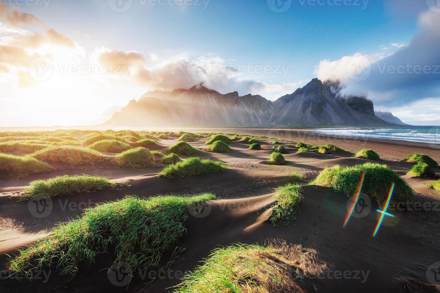 fantastico ovest delle montagne e dune di sabbia lavica vulcanica sulla spiaggia stokksness, islanda. colorata mattina d'estate islanda, europa foto