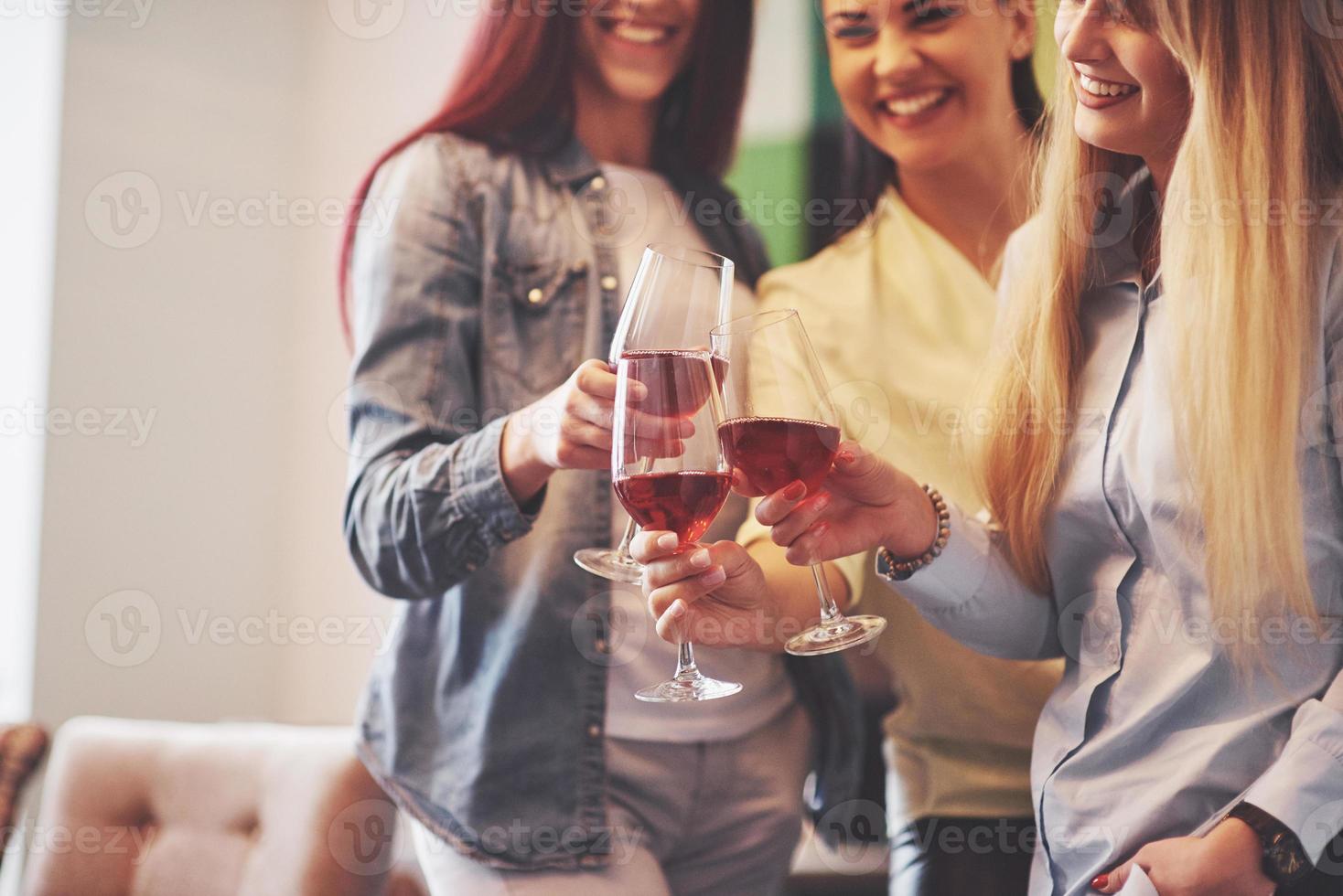 immagine che presenta un gruppo felice di amici con vino rosso foto