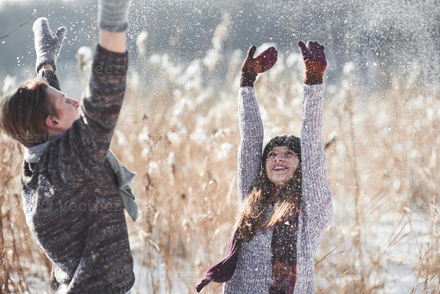 la coppia si diverte e ride. bacio. giovane coppia hipster che si abbracciano a winter park. storia d'amore invernale, una bella coppia giovane ed elegante. concetto di moda invernale con fidanzato e fidanzata foto