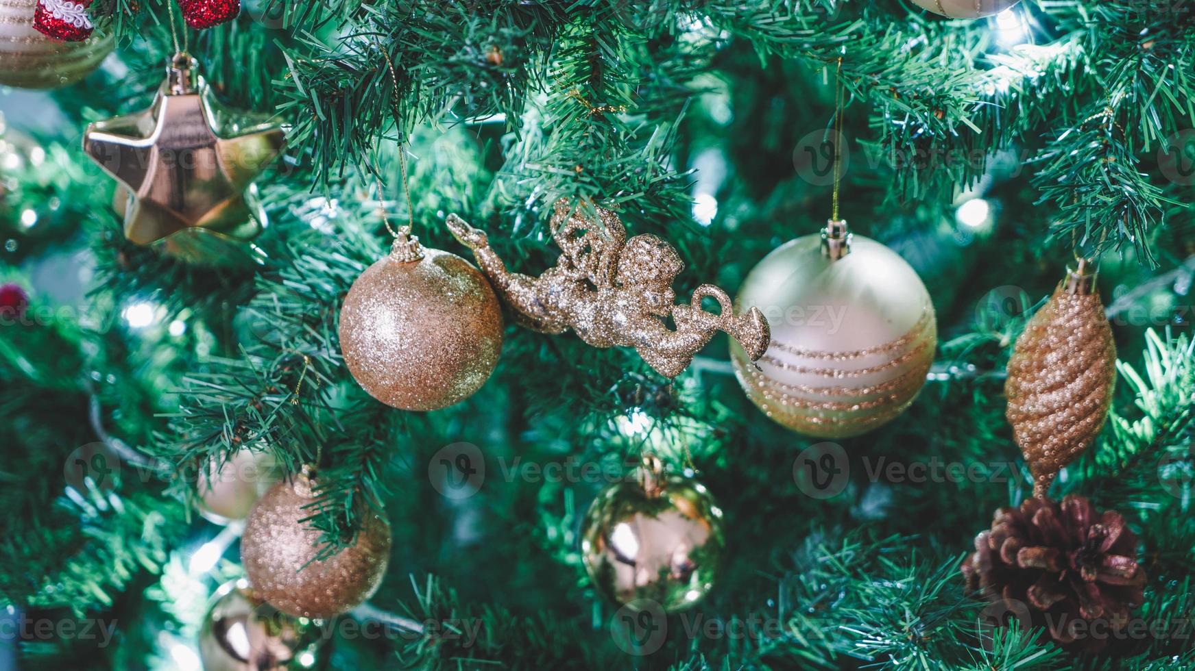 giocattoli di natale appesi all'albero di natale foto