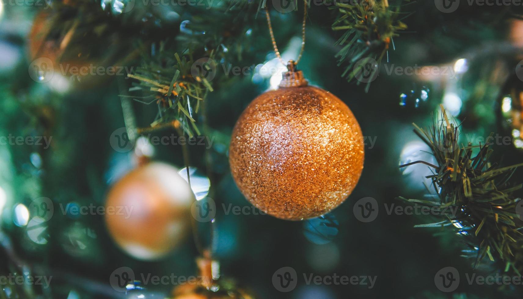 giocattoli di natale appesi all'albero di natale foto