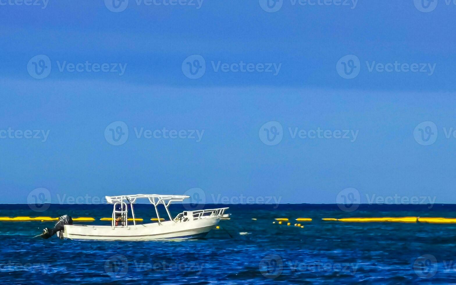 Barche yachts nave catamarano molo spiaggia playa del Carmen Messico. foto