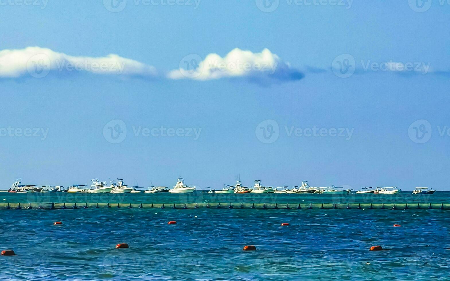 Barche yachts catamarano molo navi porta playa del Carmen Messico. foto