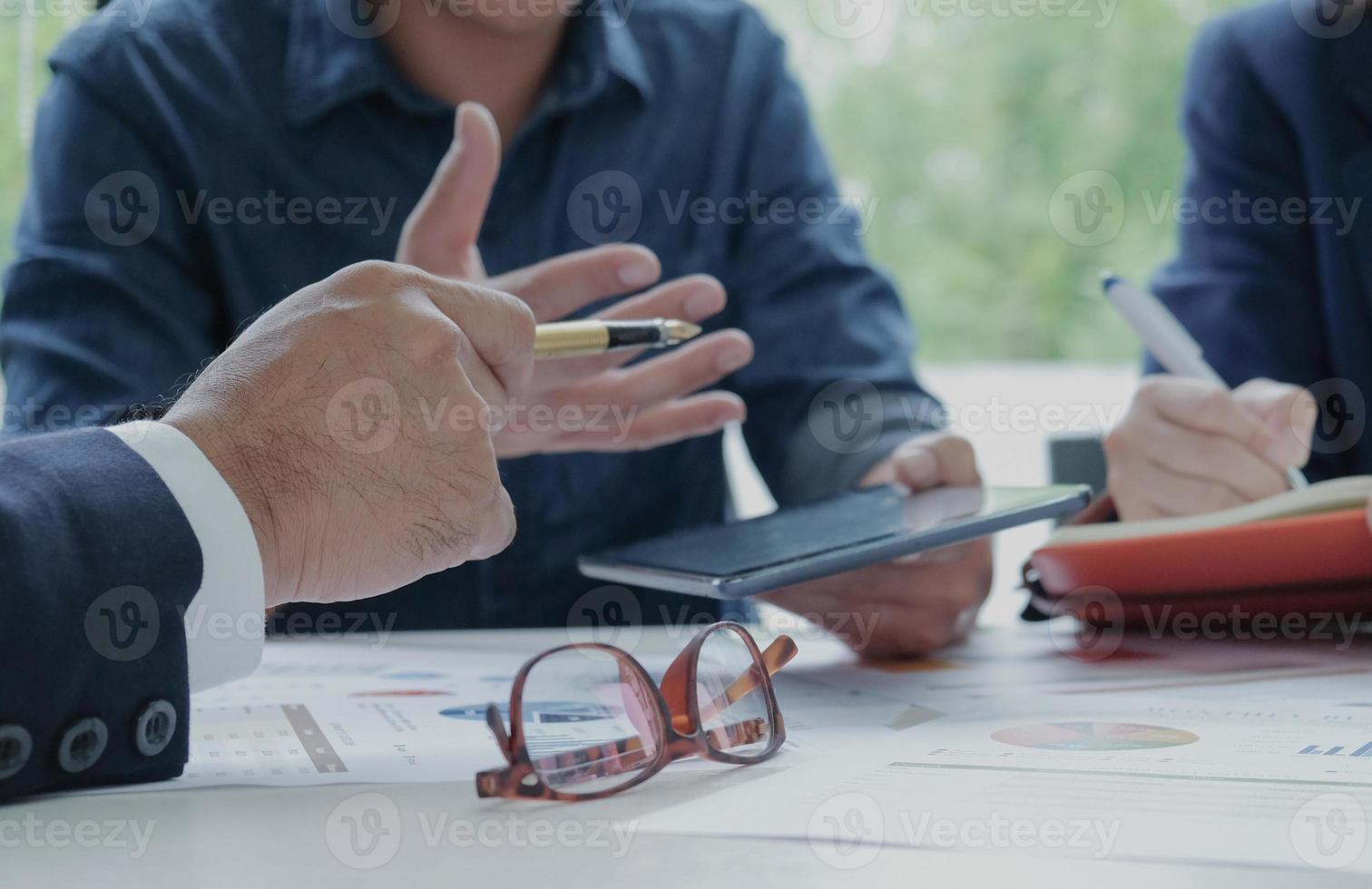 i dirigenti stanno ordinando il personale. segretaria per registrare i documenti di lavoro posti sulla scrivania. foto