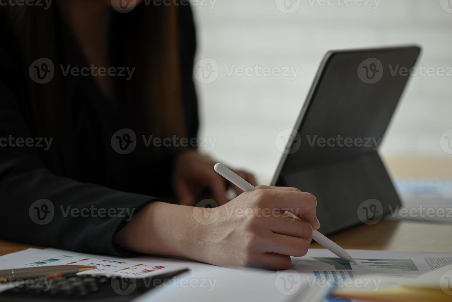 le donne d'affari stanno usando un laptop sulla scrivania in ufficio. foto