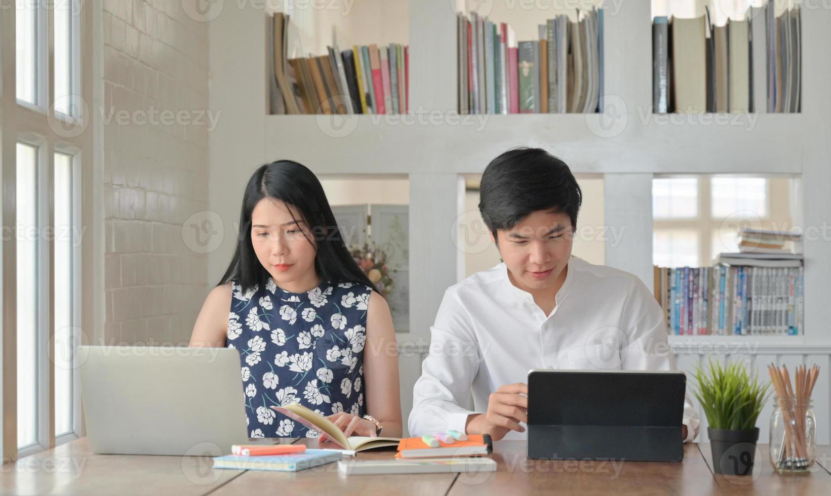 studenti di sesso femminile e maschile utilizzano computer portatili per studiare l'estate online a casa. foto