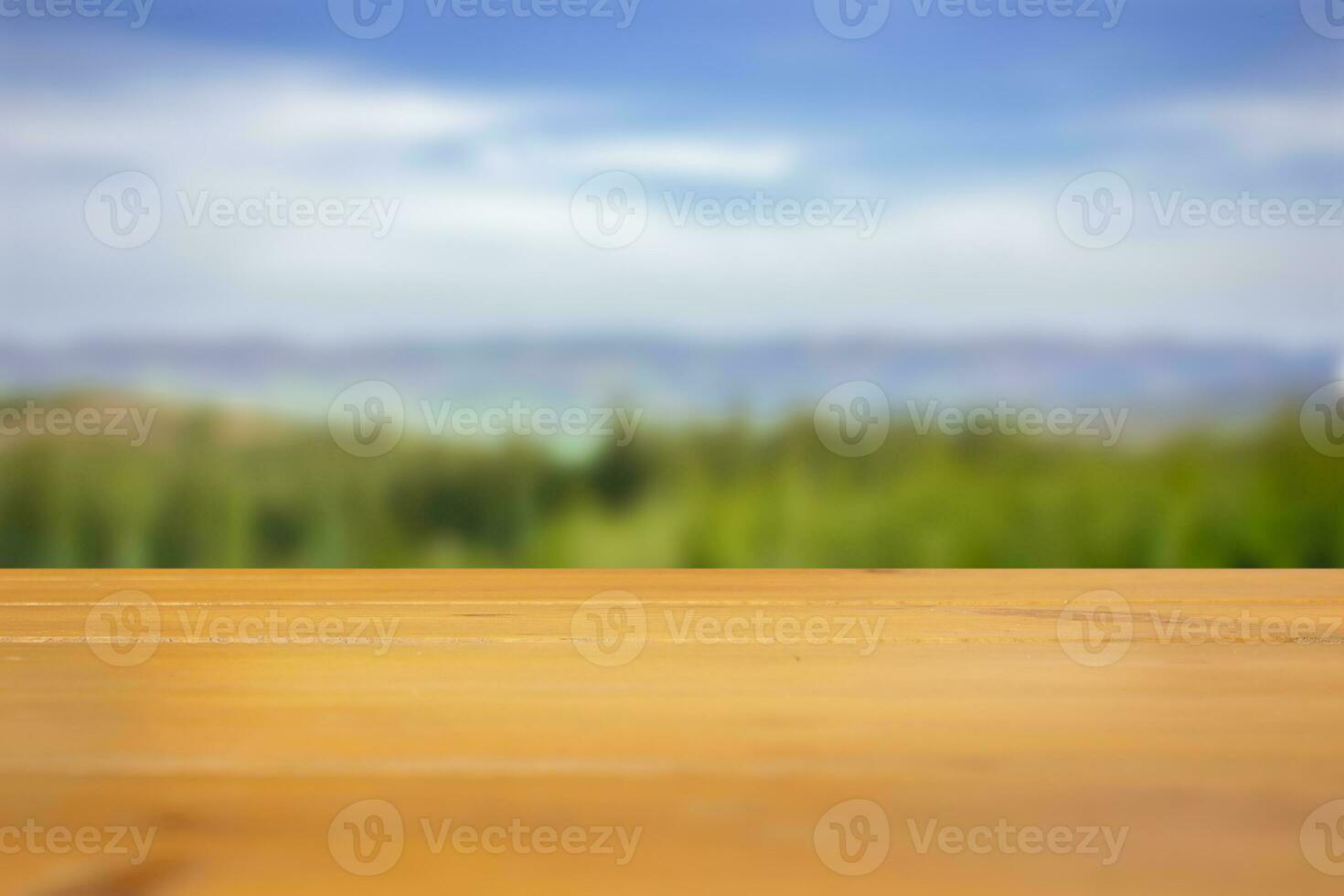vuoto di legno tavolo su il sfondo di un' sfocato montagna paesaggio. foto