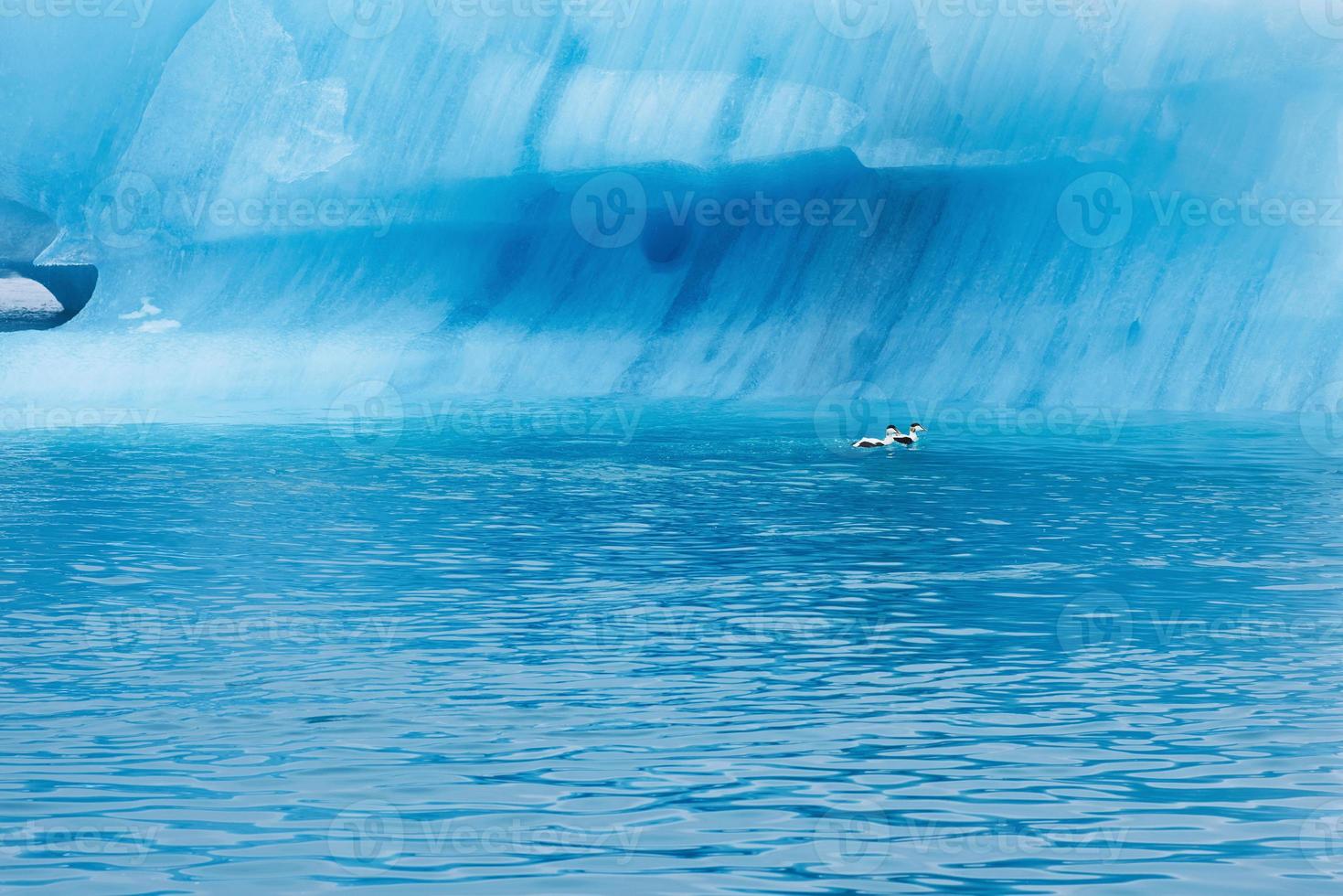 ghiaccio blu a icelake jokulsarlon islanda. ghiacciaio da vicino foto