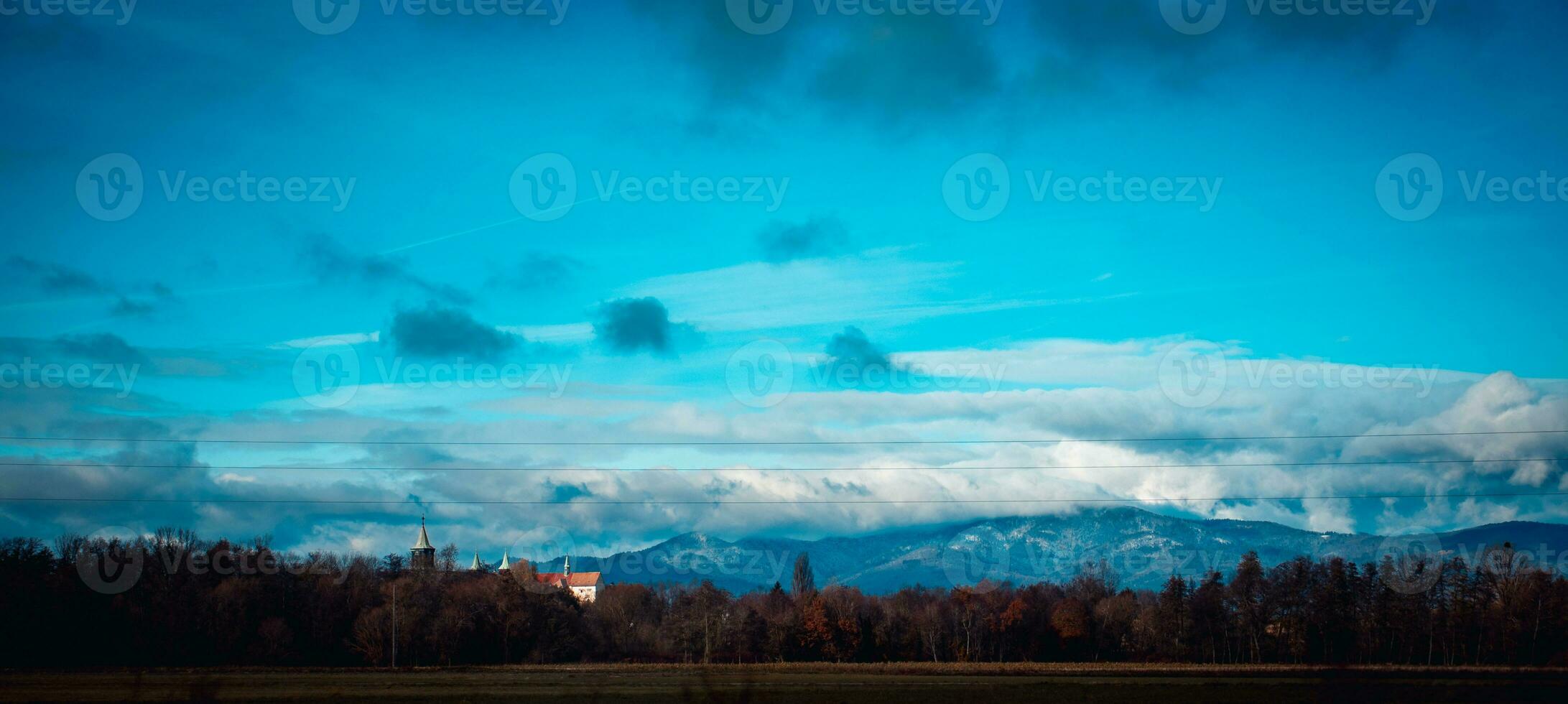 autunno Visualizza di il pirenei montagne nel Polonia concetto foto. bellissimo polacco campagna Chiesa. foto