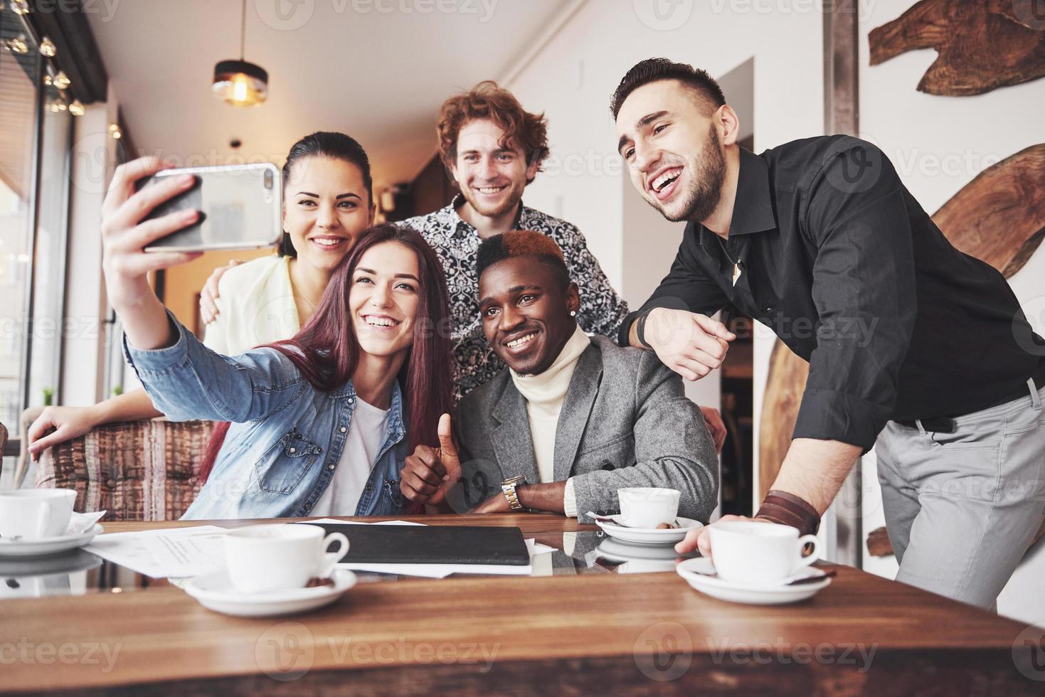 selfie di giovani adolescenti sorridenti che si divertono insieme. migliori amici che prendono selfie all'aperto con retroilluminazione. concetto di amicizia felice con i giovani che si divertono insieme foto