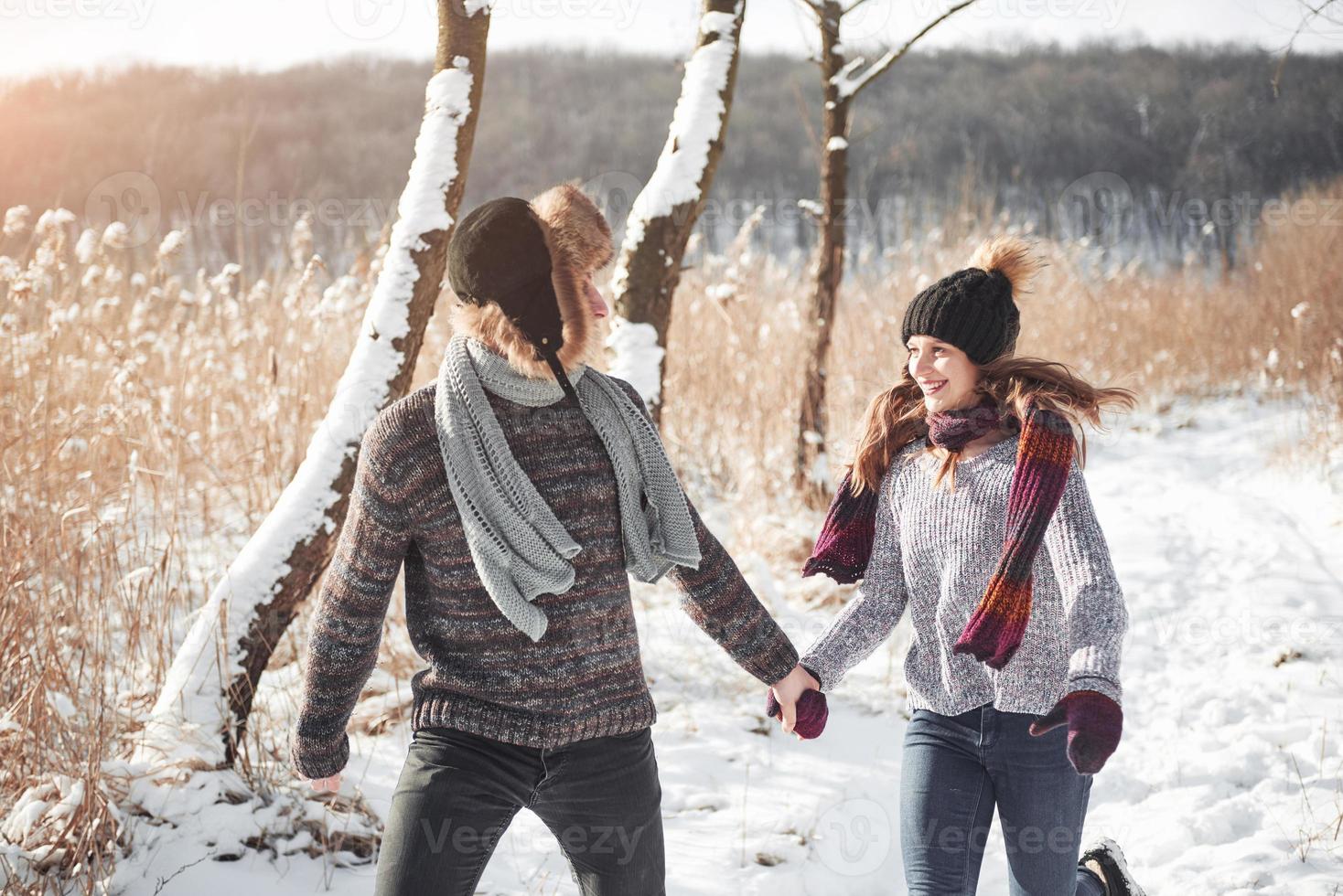 concetto di persone, stagione, amore e tempo libero - coppia felice che si diverte su sfondo invernale foto