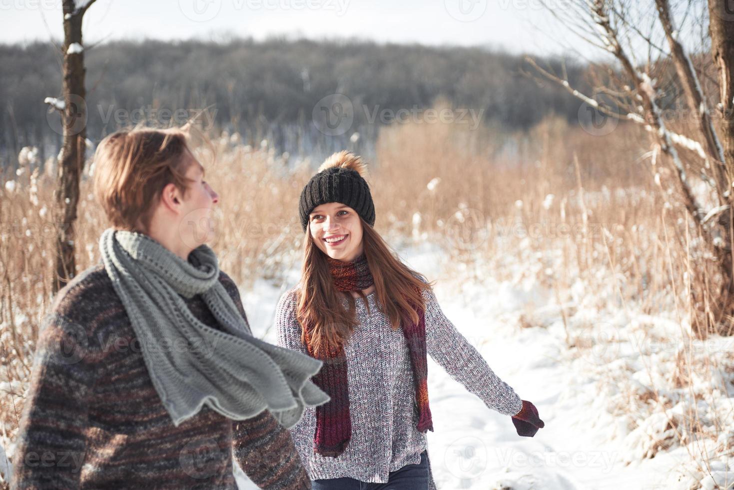 la coppia si diverte e ride. bacio. giovane coppia hipster che si abbracciano a winter park. storia d'amore invernale, una bella coppia giovane ed elegante. concetto di moda invernale con fidanzato e fidanzata foto