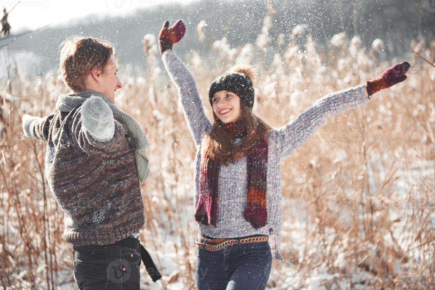 la coppia si diverte e ride. bacio. giovane coppia hipster che si abbracciano a winter park. storia d'amore invernale, una bella coppia giovane ed elegante. concetto di moda invernale con fidanzato e fidanzata foto