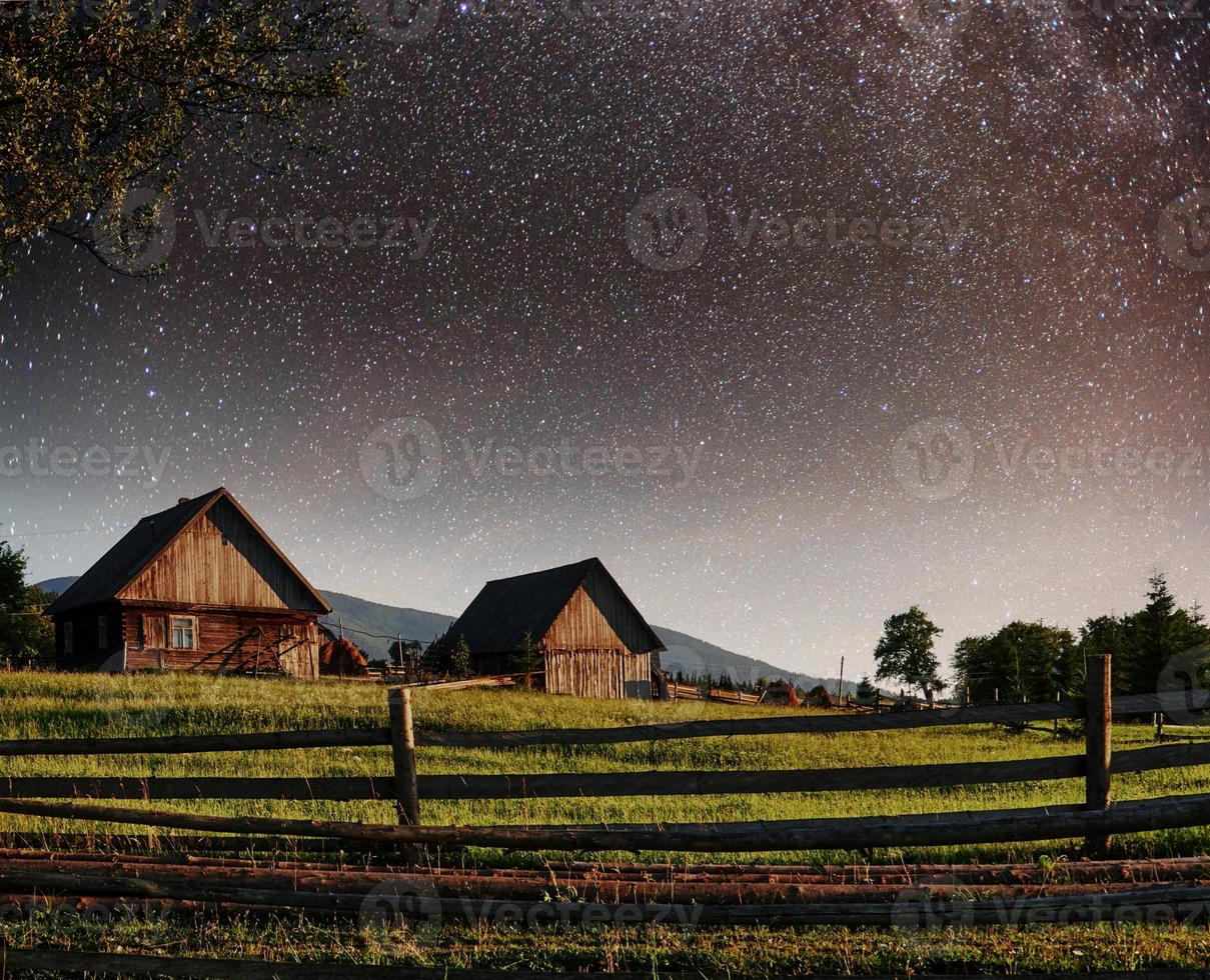 fantastici faraglioni stellati e tradizionali villaggi di montagna. carpazi, ucraina foto