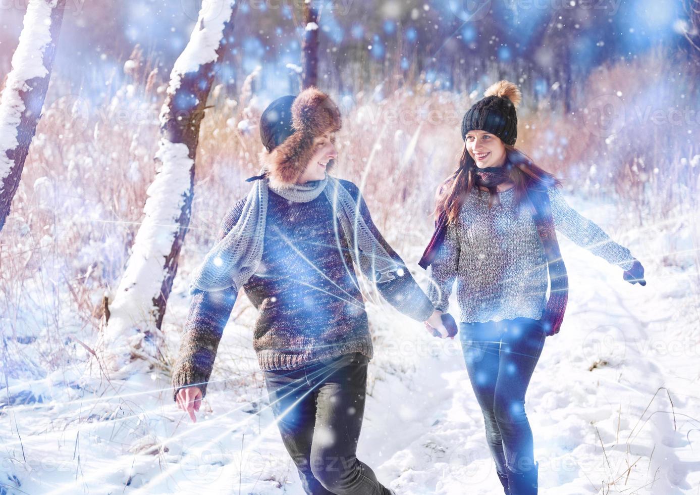 concetto di persone, stagione, amore e tempo libero - coppia felice che si diverte su sfondo invernale foto