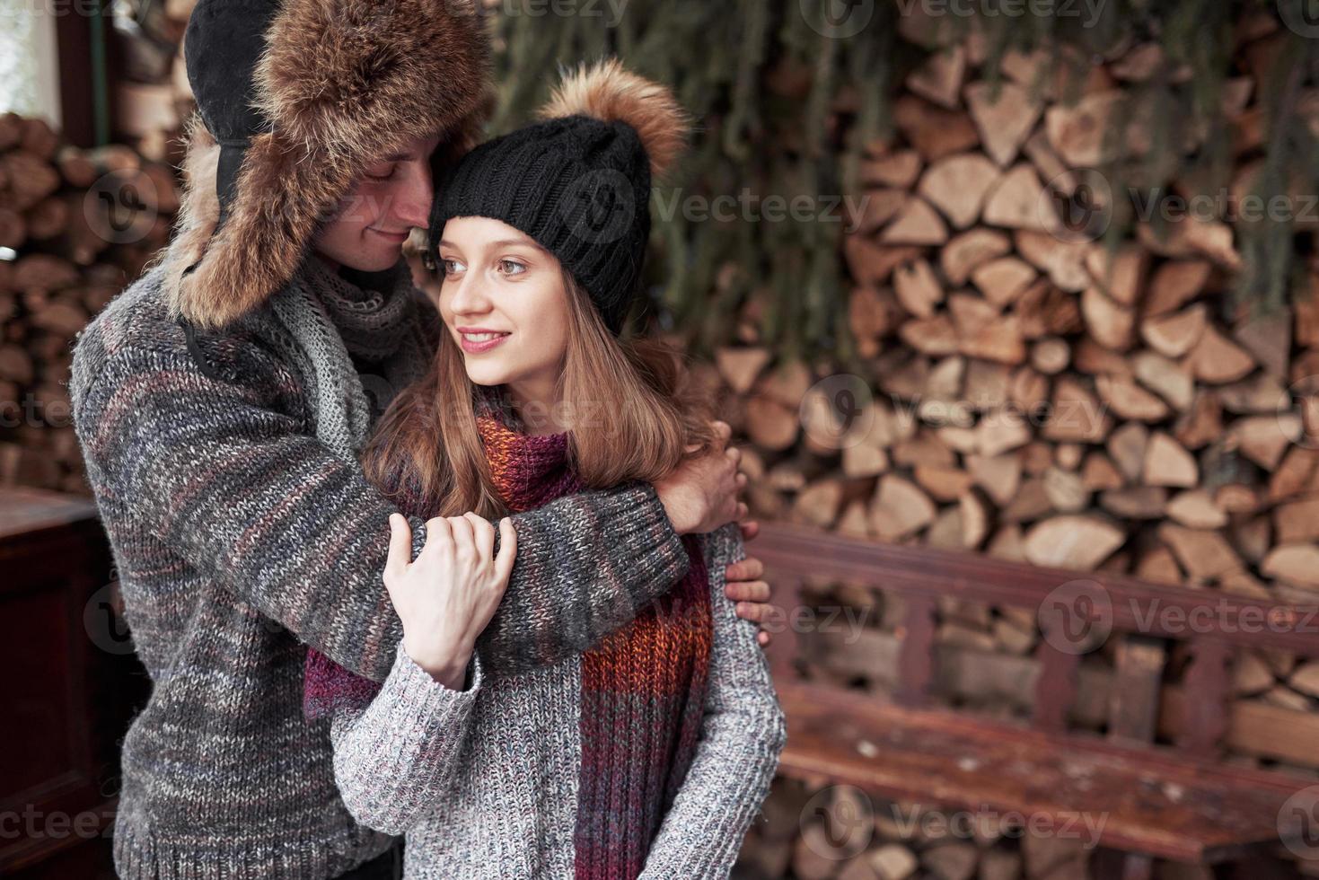 natale coppia felice innamorata abbraccio in inverno nevoso foresta fredda, copia spazio, celebrazione festa di capodanno, vacanze e vacanze, viaggi, amore e relazioni foto