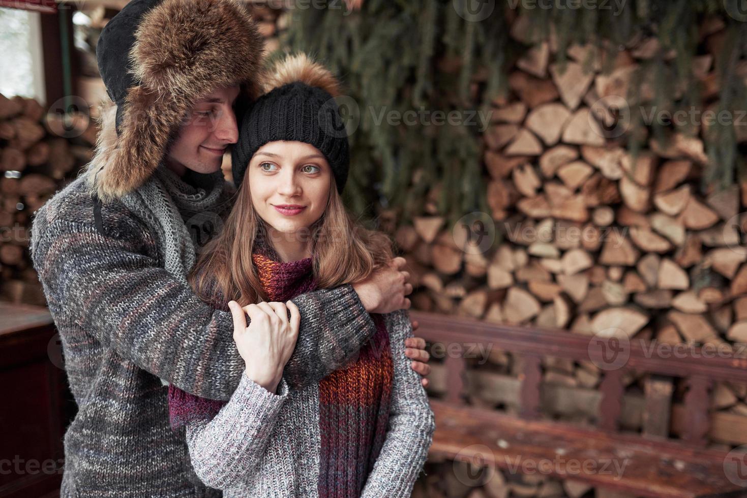 natale coppia felice innamorata abbraccio in inverno nevoso foresta fredda, copia spazio, celebrazione festa di capodanno, vacanze e vacanze, viaggi, amore e relazioni foto