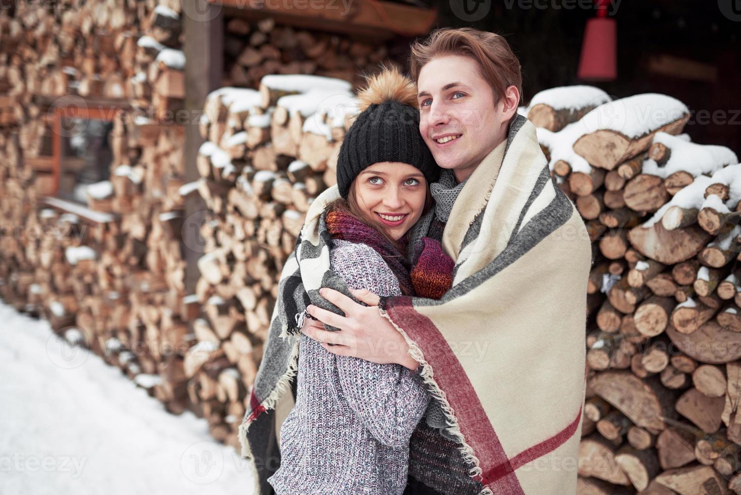 natale coppia felice innamorata abbraccio in inverno nevoso foresta fredda, copia spazio, celebrazione festa di capodanno, vacanze e vacanze, viaggi, amore e relazioni foto