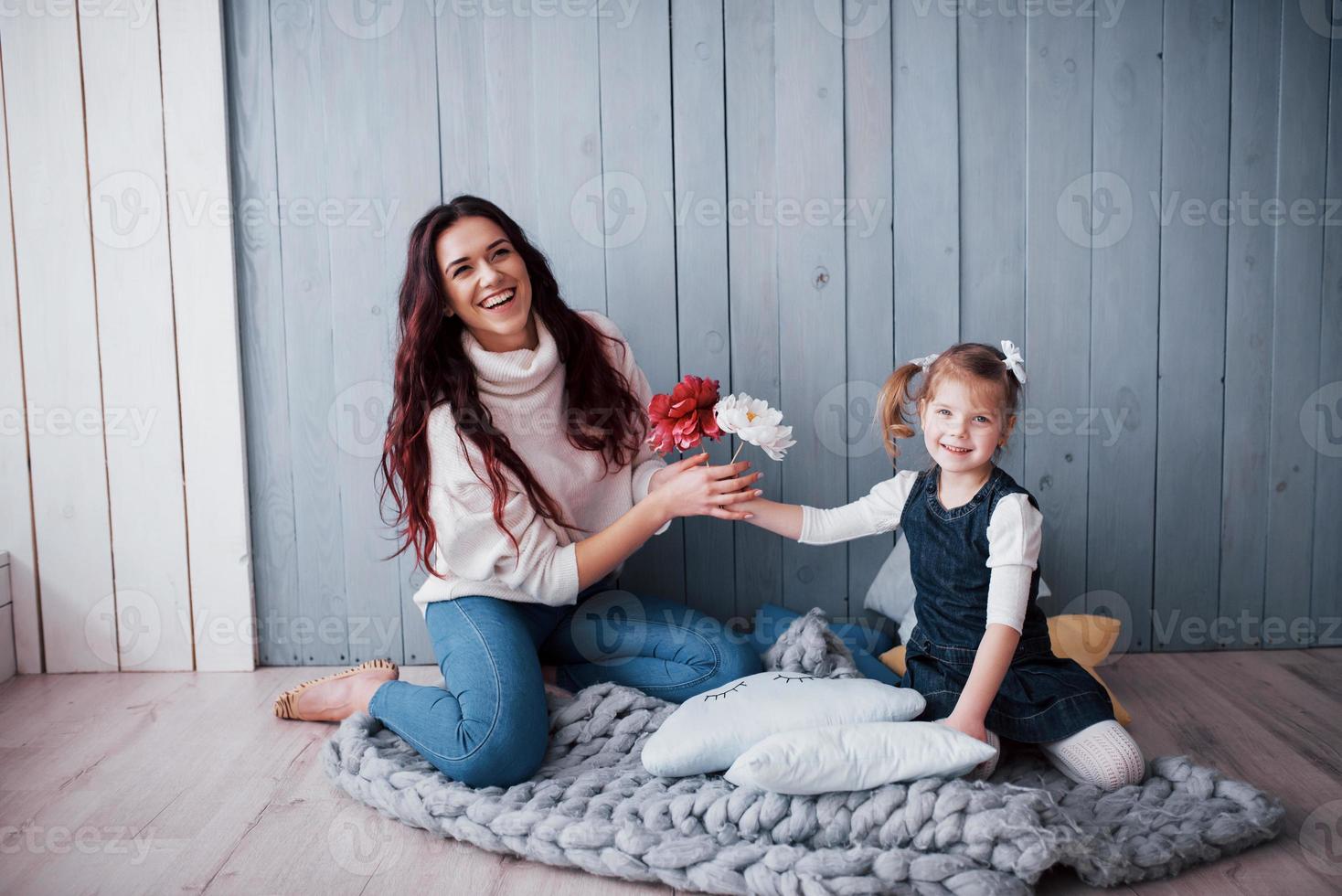 famiglia amorevole felice. madre e figlia bambina che giocano insieme foto