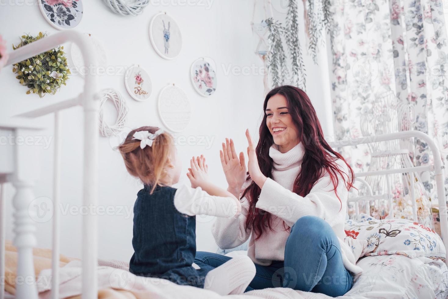 famiglia amorevole felice. madre e figlia bambina che giocano foto