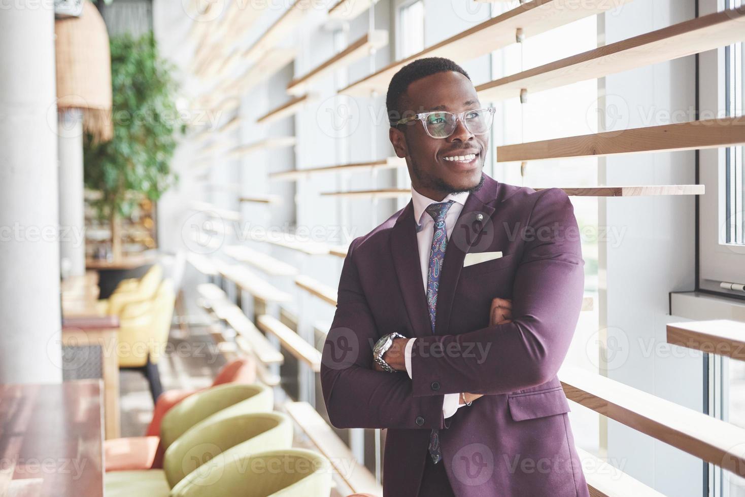 sorriso felice di un uomo d'affari afroamericano di successo in giacca e cravatta foto