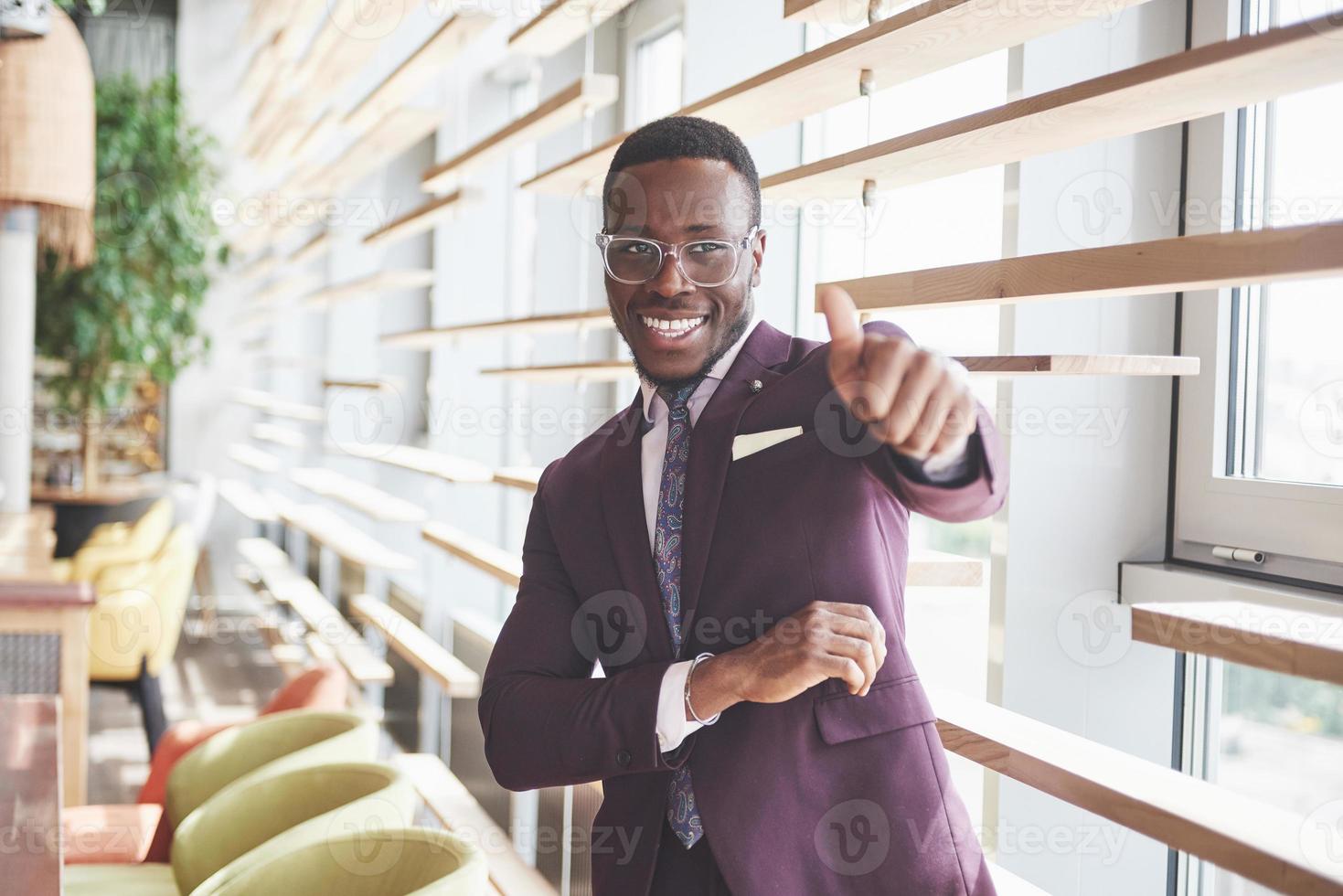 sorriso felice di un uomo d'affari afroamericano di successo in giacca e cravatta foto