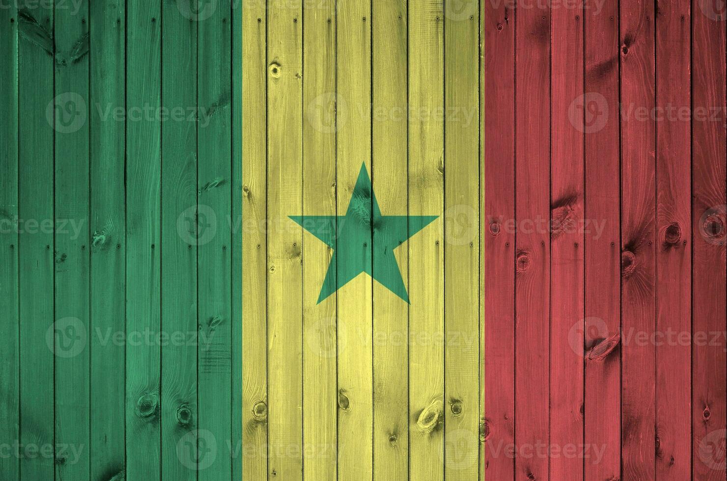 Senegal bandiera raffigurato nel luminosa dipingere colori su vecchio di legno parete. strutturato bandiera su ruvido sfondo foto