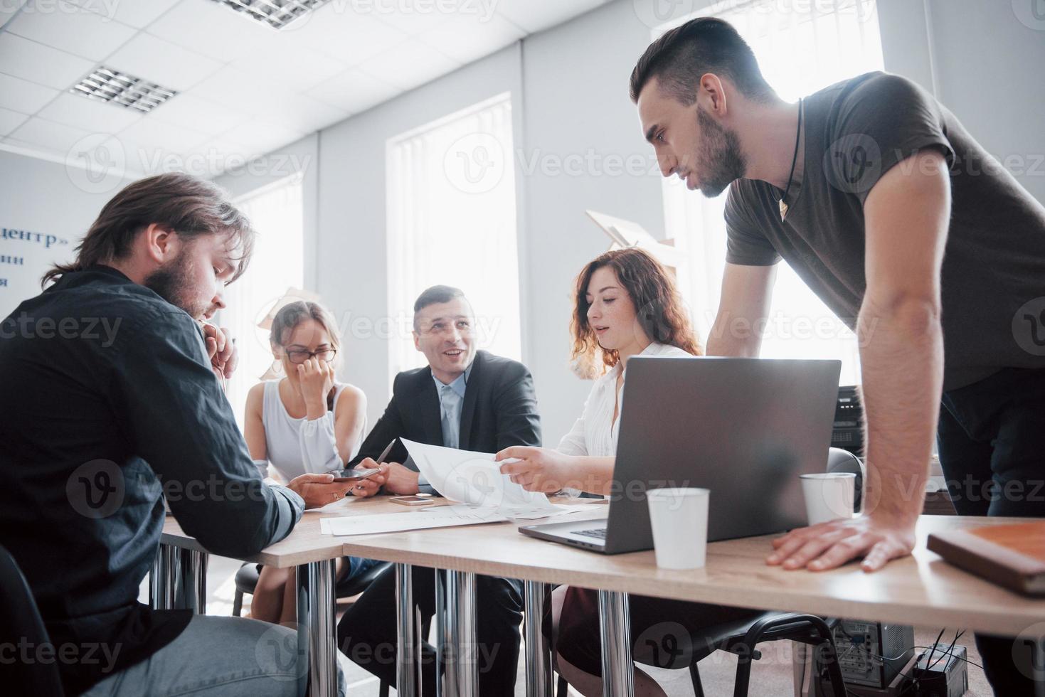 i colleghi comunicano con domande di lavoro nello spazio ufficio moderno. foto