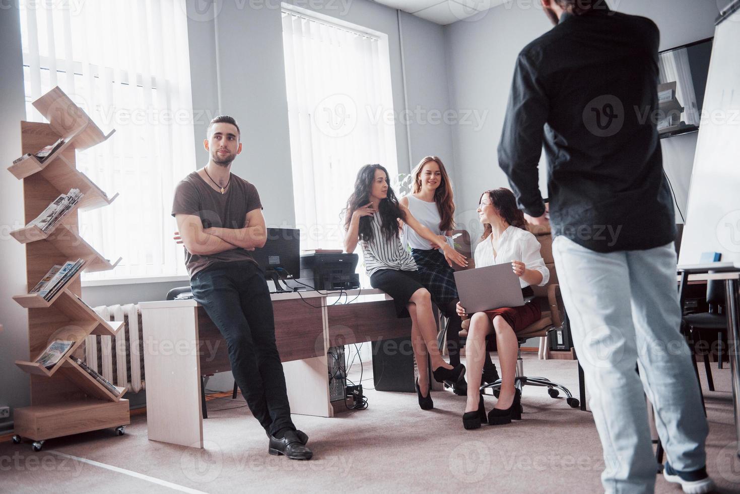 uomini d'affari di successo parlano e sorridono durante l'ufficio. foto