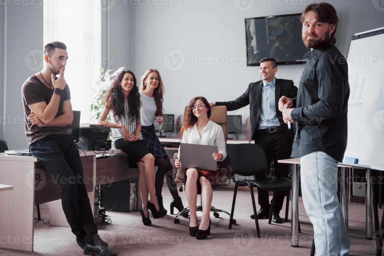 i colleghi comunicano con domande di lavoro nello spazio ufficio moderno. foto