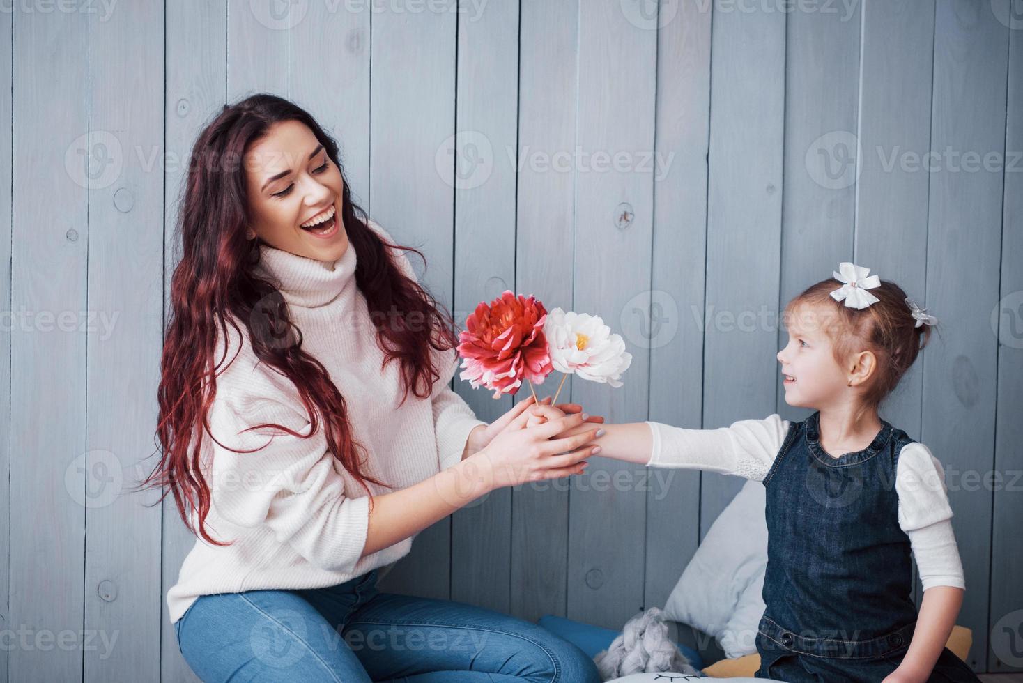 famiglia amorevole felice. madre e figlia bambina che giocano insieme foto