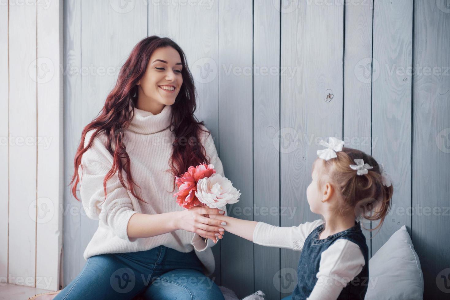 famiglia amorevole felice. madre e figlia bambina che giocano insieme foto