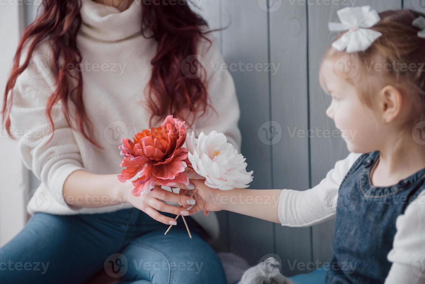 famiglia amorevole felice. madre e figlia bambina che giocano foto