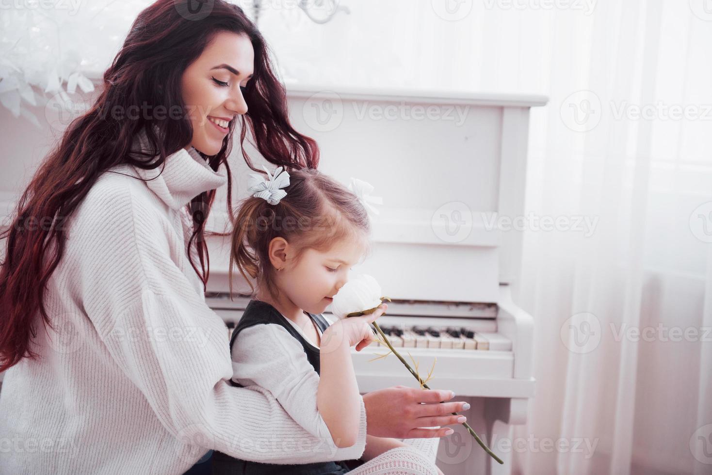 famiglia amorevole felice. madre e figlia bambina che giocano insieme foto