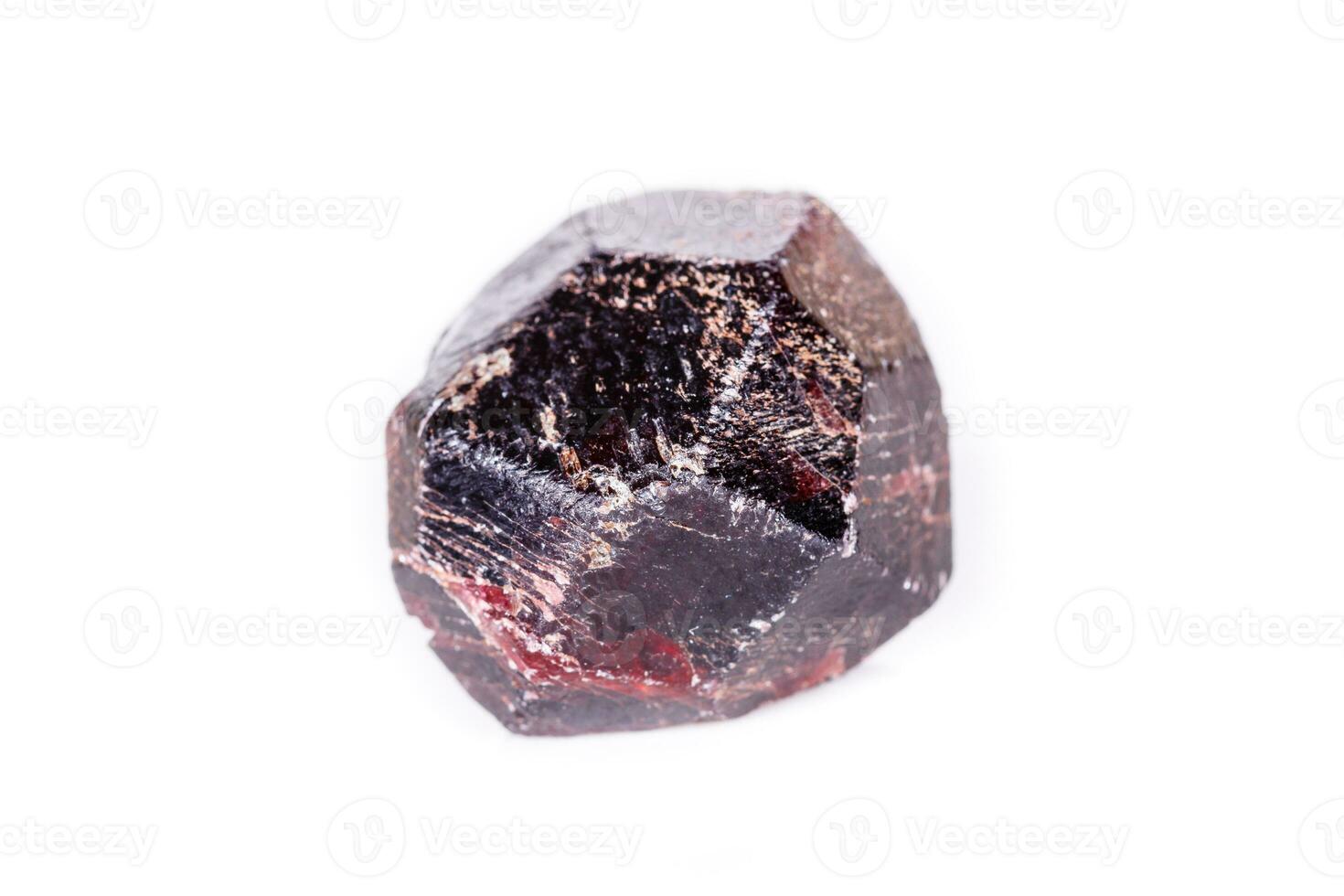 macro di un' minerale granato pietra su un' bianca sfondo foto