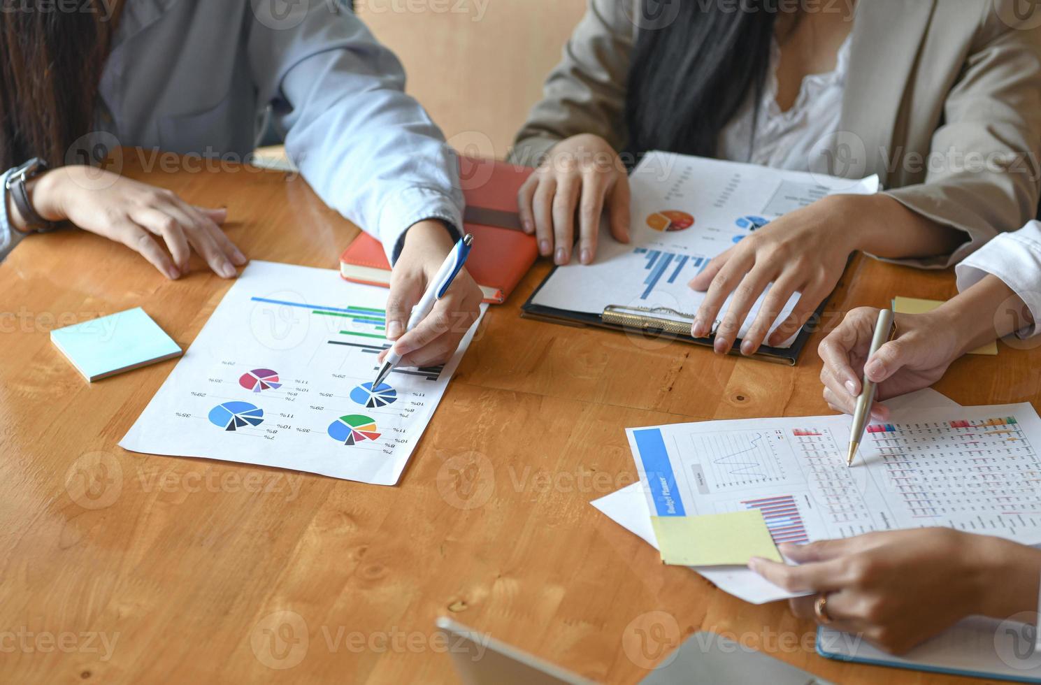 Il team del personale femminile dell'ufficio riassume il budget per la presentazione esecutiva annuale. foto