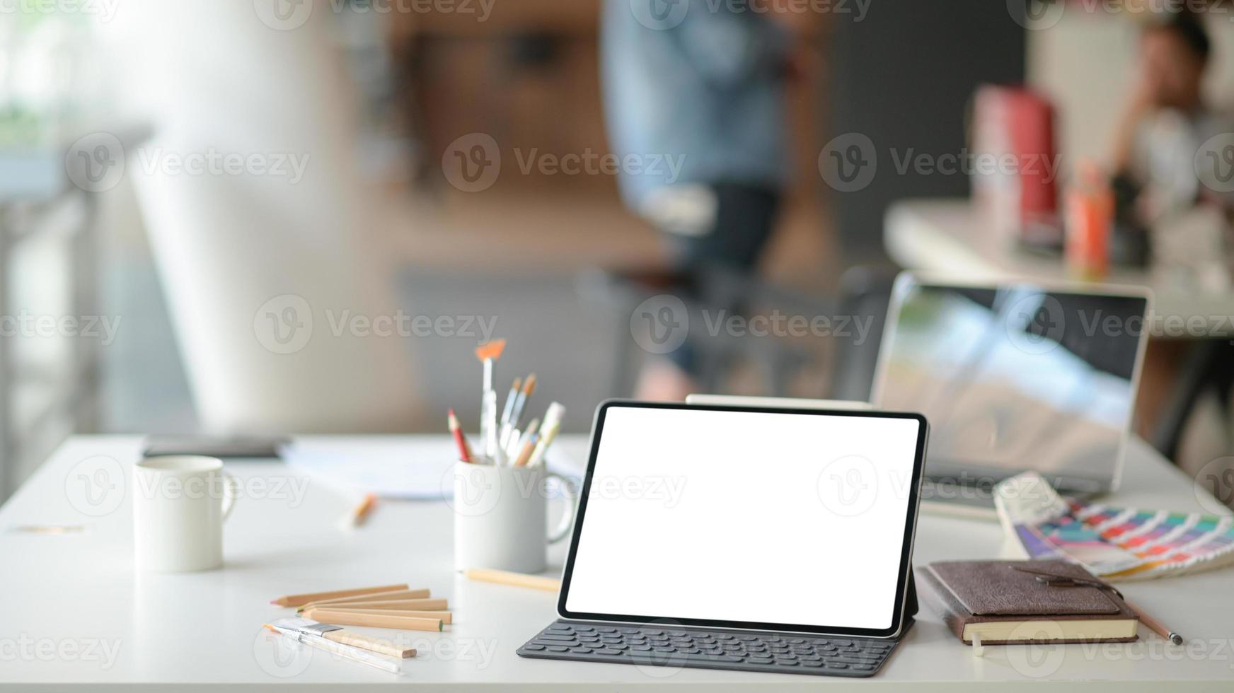 luoghi di lavoro pubblici contemporanei con laptop e apparecchiature per ufficio. foto