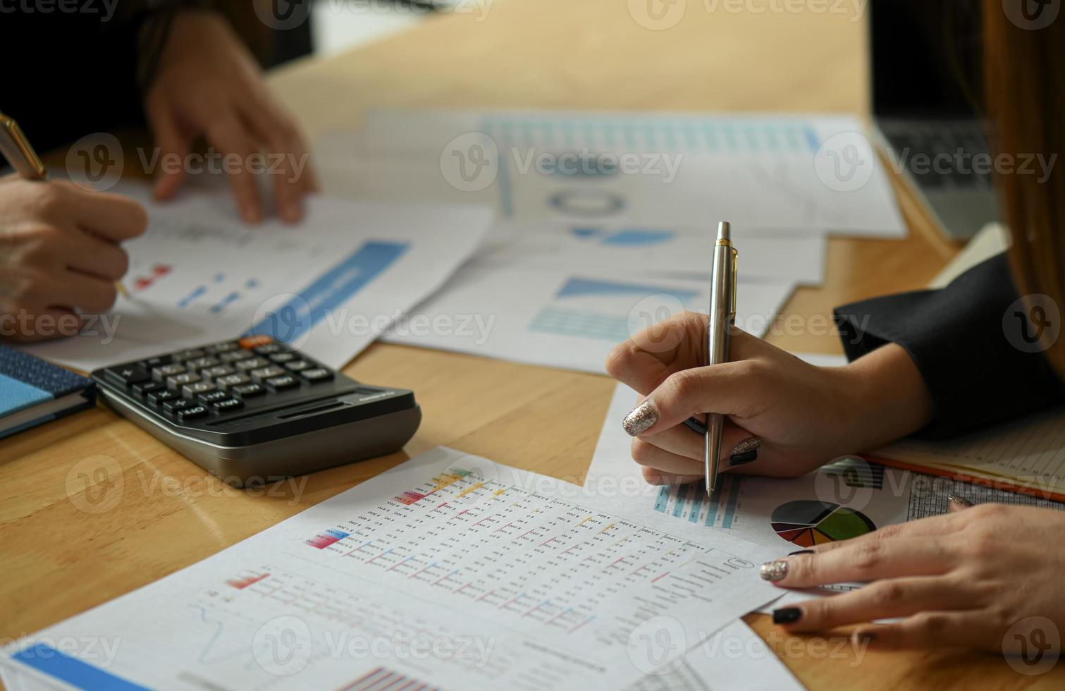 il team di ragioniere femminile sta analizzando i dati per riassumere il budget. foto