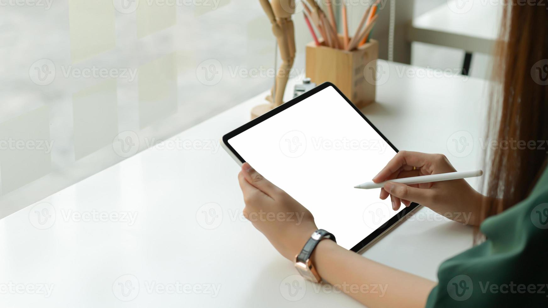 graphic designer disegna una tavoletta digitale presso lo studio dell'ufficio. foto